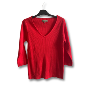 Pull rouge col v